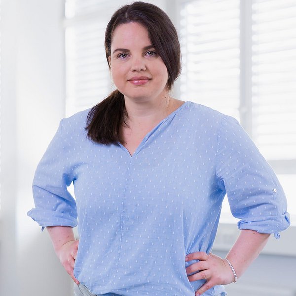 Portrait Mitarbeiterin Julia Schraml