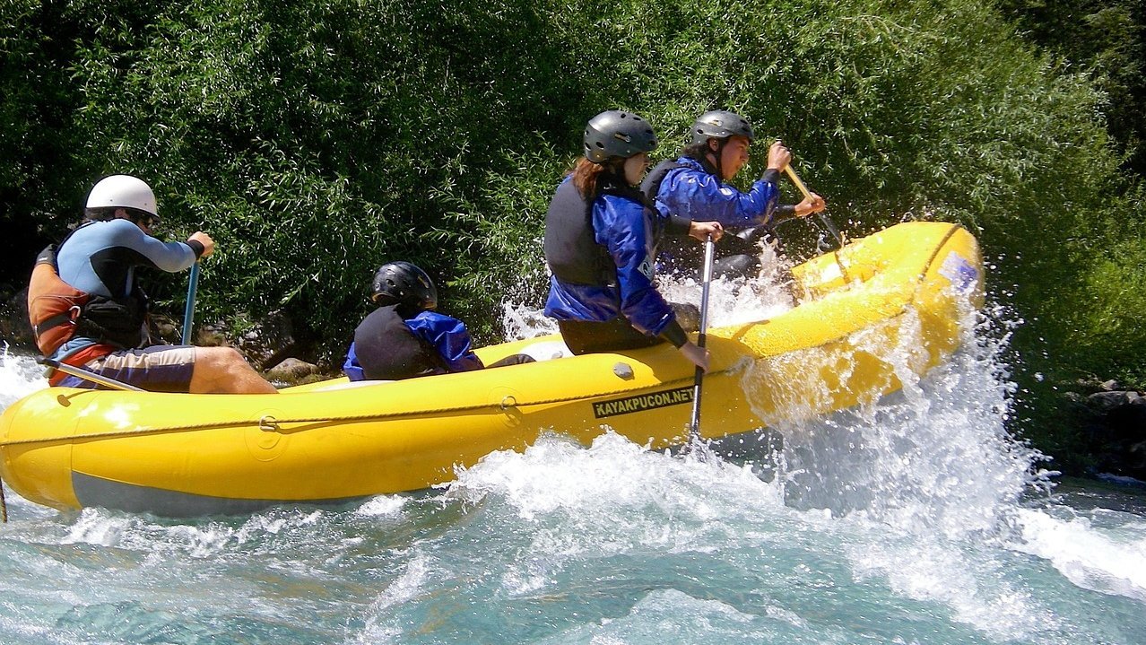 Gelbe Schlauchboote mit Menschen drin beim Raften