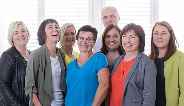 Gruppenfoto mit 8 Personen